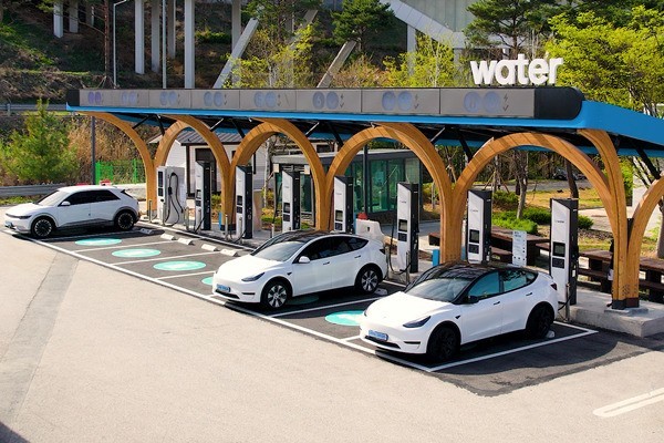워터, 고속도로 휴게소 350kW 초급속 충전기 ‘테슬라’ 전면 개방